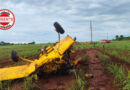 Piloto morre após avião agrícola colidir com poste e cair em lavoura de cana em Quirinópolis