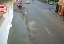 Imprudência sobre duas rodas: motociclista empina moto, ignora sinalização e causa acidente em cruzamento escolar de Catalão