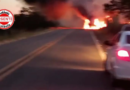Caminhão carregado com leite é destruído por incêndio e interdita GO-210 entre Cumari e Anhanguera
