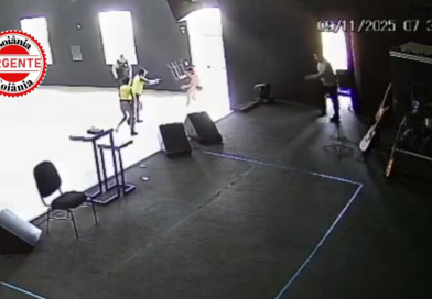 Homem em surto é baleado após tentar agredir policiais dentro de igreja em Caldas Novas