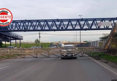 Colisão na BR-153 derruba estrutura de sinalização e deixa bombeiro ferido em Aparecida de Goiânia