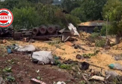 Motorista morre após carreta tombar e esmagar área de assentamento às margens da GO-174