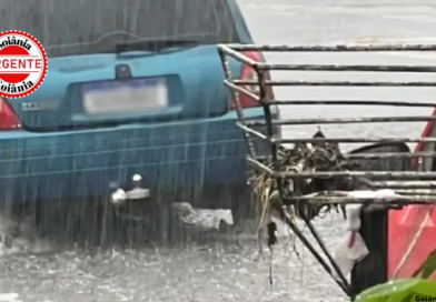 Adolescente é resgatada com vida após ser arrastada por enxurrada e parar sob veículo no Setor Pedro Ludovico, em Goiânia