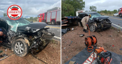 Colisão entre carro e caminhão-guincho deixa passageiro preso às ferragens em rodovia goiana
