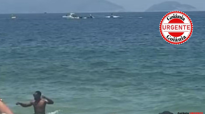 Avião de publicidade cai no mar de Copacabana; resgate mobiliza equipes do Corpo de Bombeiros