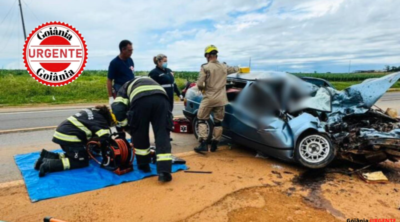 Colisão entre carro e motocicleta deixa dois mortos e idosa em estado gravíssimo na BR-414