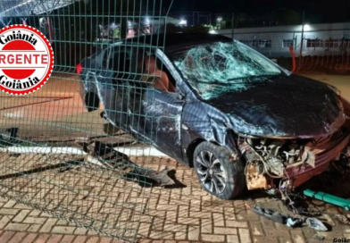 Veículo capota, rompe muro e invade colégio em Anápolis após perda de controle em curva