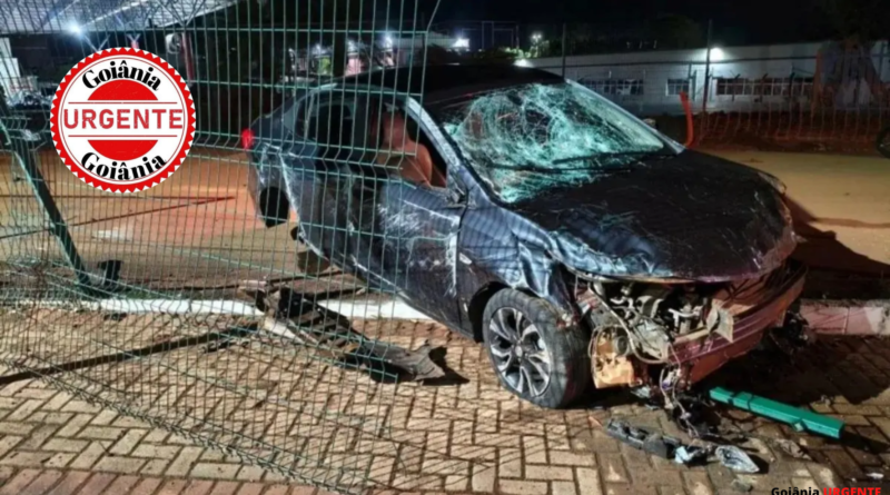 Veículo capota, rompe muro e invade colégio em Anápolis após perda de controle em curva