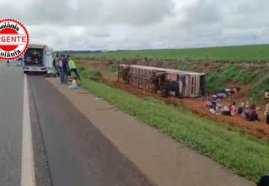 Ônibus sai da pista e tomba na BR-050, deixando feridos graves em Campo Alegre de Goiás