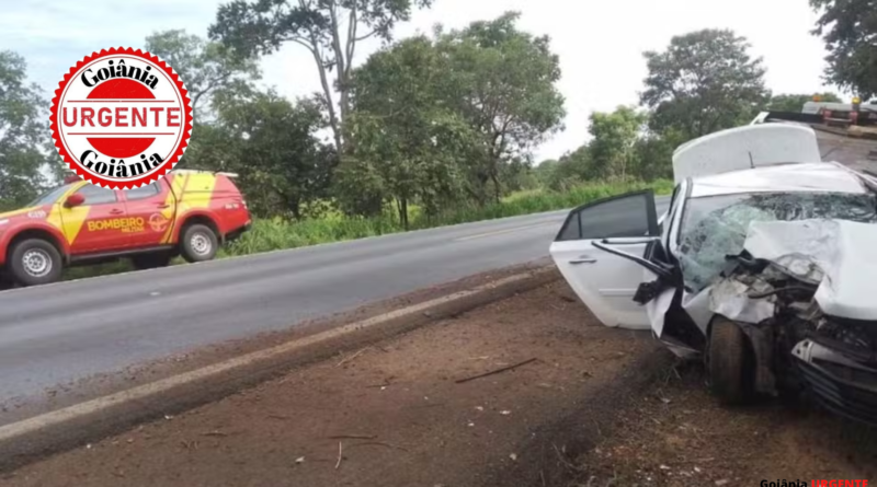 Diarista morre após veículo sair da pista e colidir com árvore na BR-020, em Alvorada do Norte