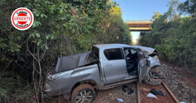 Caminhonete despenca em despenhadeiro e atinge trilhos de trem em Luziânia; mulher fica gravemente ferida