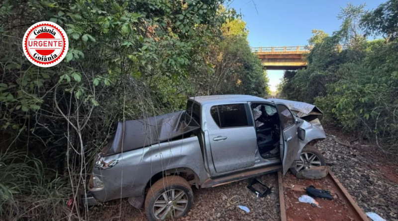 Caminhonete despenca em despenhadeiro e atinge trilhos de trem em Luziânia; mulher fica gravemente ferida