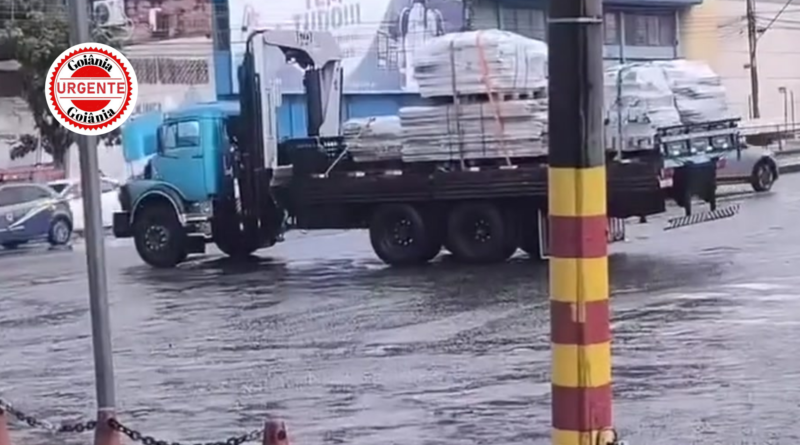 Caminhão interdita trecho da Avenida Anhanguera após pane mecânica próximo ao Shopping Cerrado