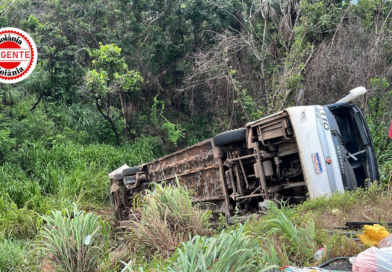 Acidente com ônibus interestadual deixa uma vítima fatal e mobiliza forças de resgate na BR-153, no sul do Tocantins