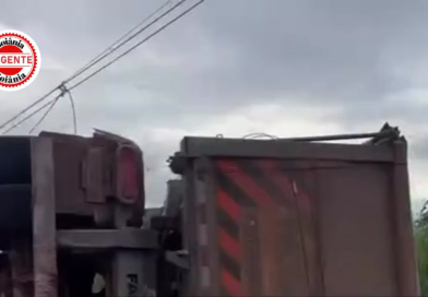 Carreta carregada de calcário tomba na Avenida Anhanguera, danifica poste e interdita trecho no Capuava