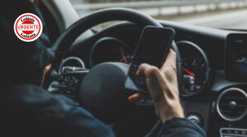 Uso de celular ao volante gera mais de 45 mil multas e expõe risco persistente no trânsito de Goiânia