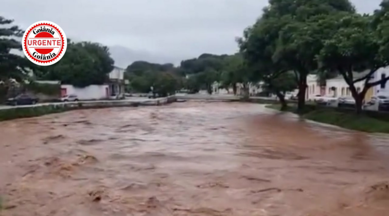 Rio Vermelho atinge nível crítico e mobiliza forças de emergência na Cidade de Goiás
