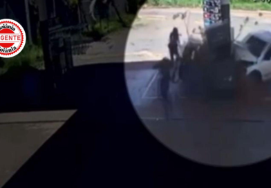 Veículo conduzido por adolescente invade posto e destrói bomba de combustível, em Anápolis