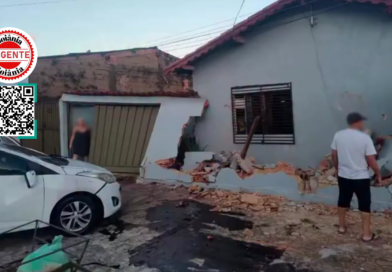Motorista embriagado capota carro, destrói muro e invade residência, em Goiânia