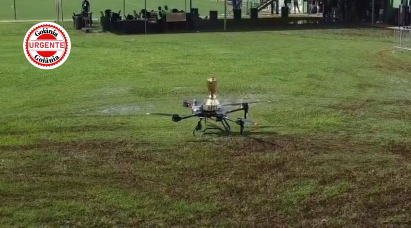 Troféu do Campeonato Goiano cai durante operação com drone na final entre Goiás e Atlético-GO na Serrinha