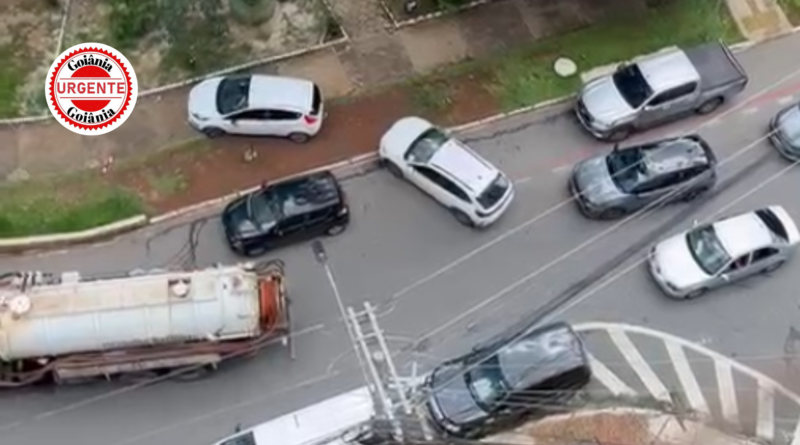 Caminhão com pane paralisa trânsito no Setor Bueno e motoristas invadem calçada do Parque Vaca Brava