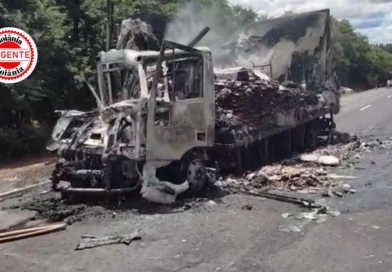 Colisão entre caminhões termina em morte e incêndio na BR-153, no sul de Goiás
