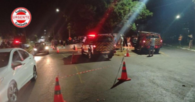 Motorista morre após carro atingir árvore e deixar três feridos na Vila Mutirão, em Goiânia