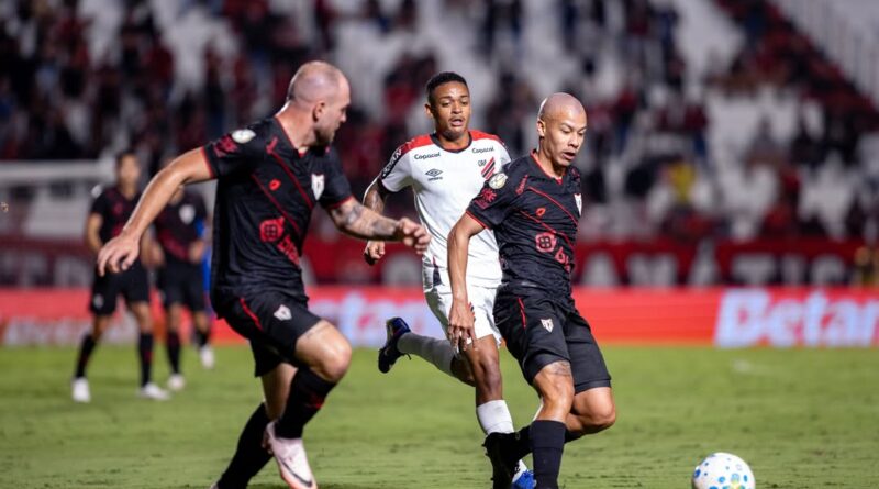Atlético-GO volta a fracassar nos pênaltis no Accioly e é eliminado pelo Athletico-PR da Copa do Brasil