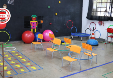 Câmara de Goiânia aprova atendimento de saúde mental para alunos autistas e com TDAH nas escolas