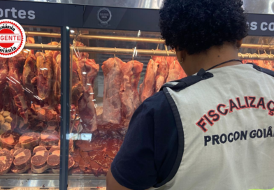 Procon encontra carnes vencidas e deterioradas em supermercado de Goiânia após denúncia de consumidor