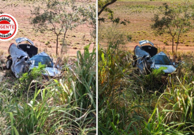 Tragédia na GO-487: dois jovens morrem após carro sair da pista e bater em árvore em Edéia
