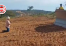 Idosa se ajoelha diante de máquina e protesto contra desapropriações da GO-330 ganha repercussão, em Goiás