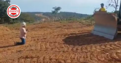 Idosa se ajoelha diante de máquina e protesto contra desapropriações da GO-330 ganha repercussão, em Goiás