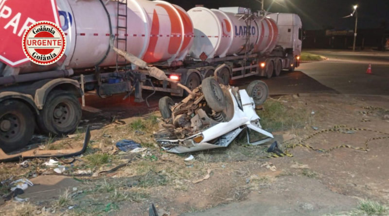 Motorista morre após carro ser esmagado entre caminhão-tanque e poste em Aparecida de Goiânia