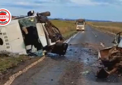 Colisão frontal entre van da Saúde e carro de passeio deixa três mortos na GO-230