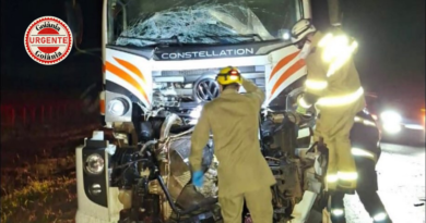 Motorista fica preso às ferragens após colisão entre caminhões na BR-153, em Goiatuba