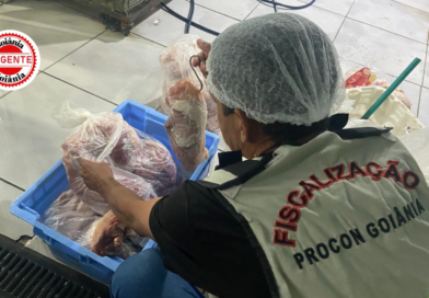 Carnes vencidas e açougue insalubre levam Procon a autuar supermercado, em Goiânia