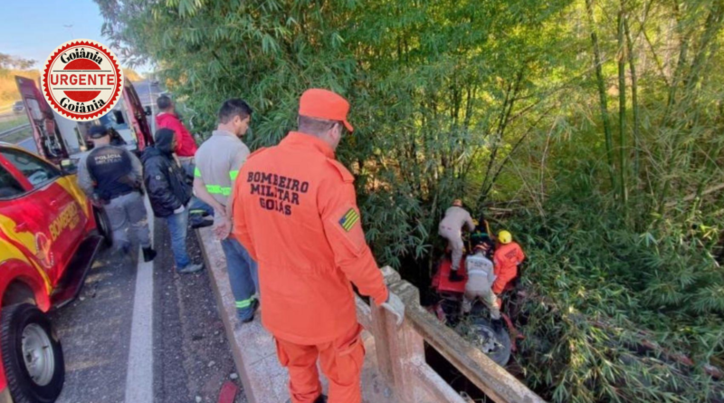Caminhão despenca em ribanceira na GO-020 e motorista é resgatado em operação de alto risco