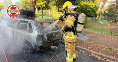 Carro é consumido pelo fogo em Jataí e mobiliza Corpo de Bombeiros na manhã deste domingo