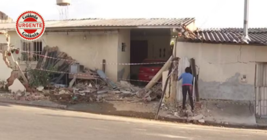 Caminhão ligado a Amado Batista invade casas em Goiânia e deixa imóvel interditado