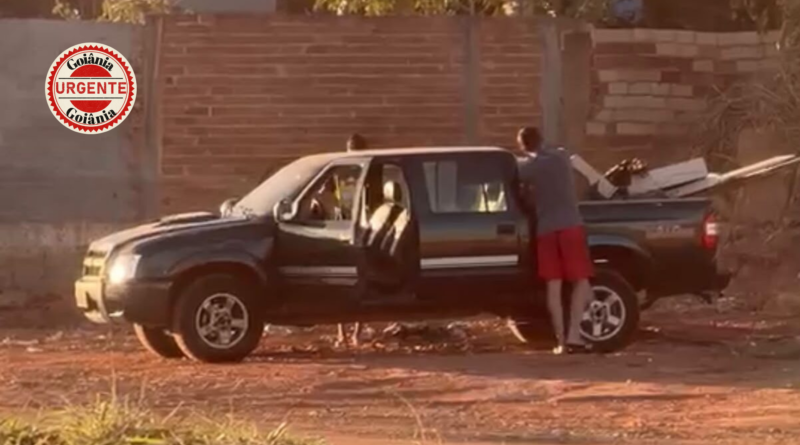 Prefeitura apreende veículo após flagrante de descarte irregular de entulho, em Aparecida
