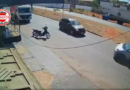 Câmeras registram carro atravessando canteiro central após motorista perder controle, em Goiânia