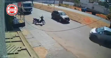 Câmeras registram carro atravessando canteiro central após motorista perder controle, em Goiânia