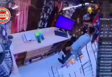 Câmeras flagram homem furtando dinheiro do caixa de loja no Setor Pedro Ludovico, em Goiânia