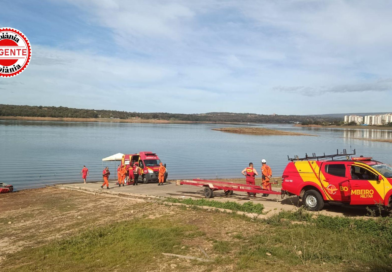 Avião de pequeno porte cai no Lago Corumbá e dois ocupantes são resgatados, em Caldas Novas