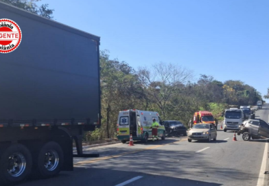 Acidente com caminhão e três carros deixa cinco feridos na BR-153, em Uruaçu