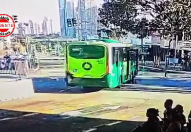 Motociclista fica gravemente ferida em colisão com ônibus no Terminal Isidória, em Goiânia