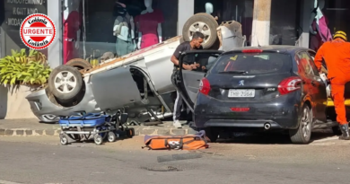 Colisão deixa cinco feridos após carro capotar em cruzamento de Catalão