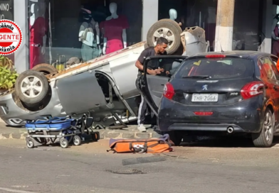 Colisão deixa cinco feridos após carro capotar em cruzamento de Catalão