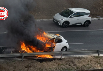 Carro pega fogo após engavetamento com seis veículos na Marginal Botafogo, em Goiânia